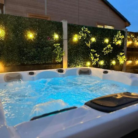 Elder Cabin With Hot Tub York Exteriér fotografie