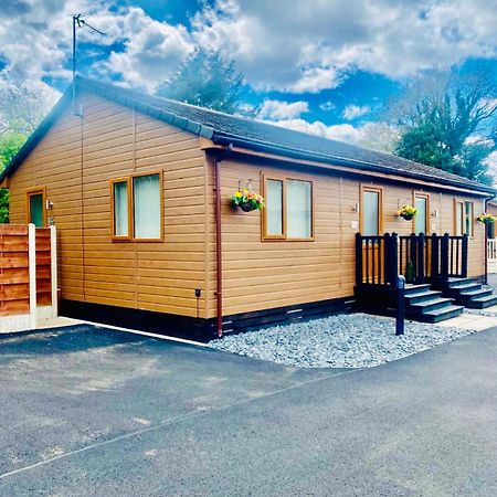 Elder Cabin With Hot Tub York Exteriér fotografie