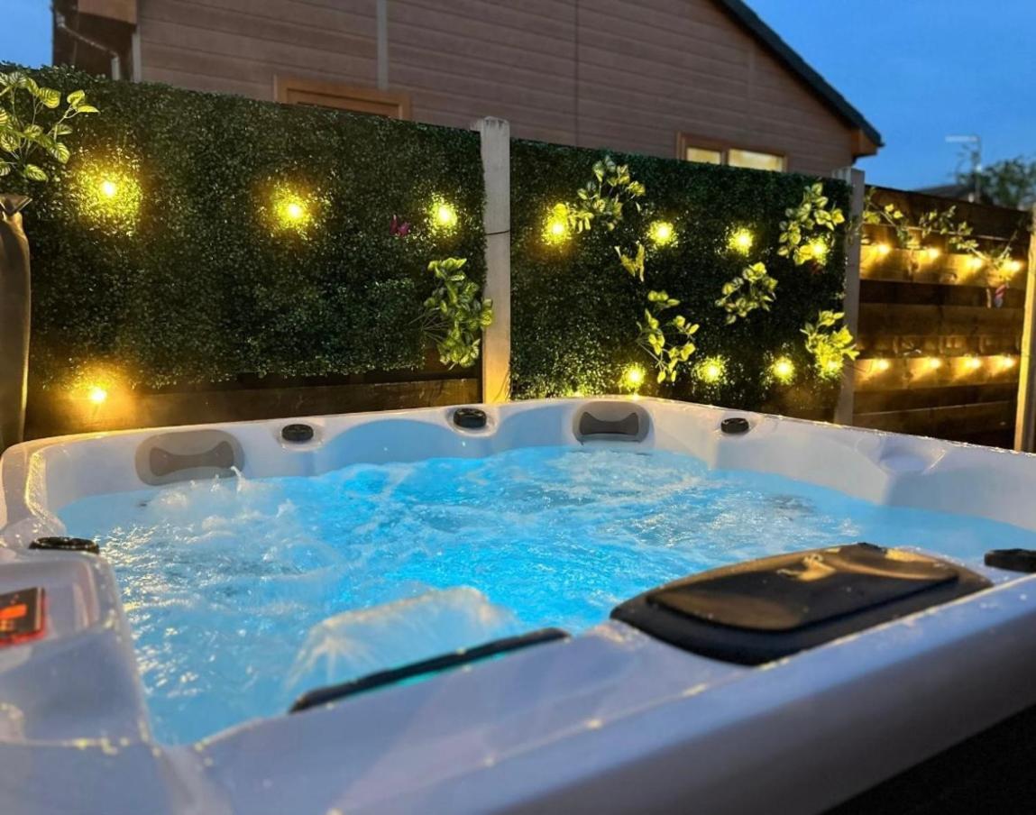 Elder Cabin With Hot Tub York Exteriér fotografie
