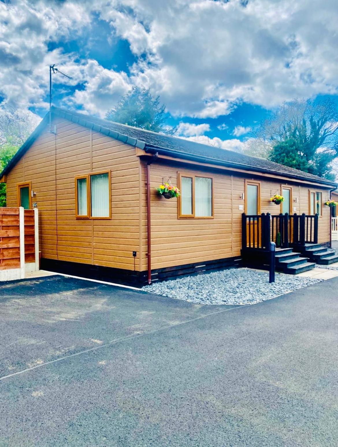 Elder Cabin With Hot Tub York Exteriér fotografie